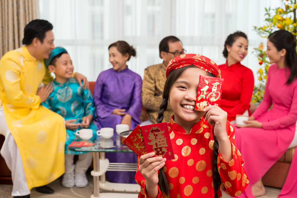 Để bảo vệ” tiền mừng tuổi, đứa trẻ làm hành động này khiến người lớn phải câm nín-1