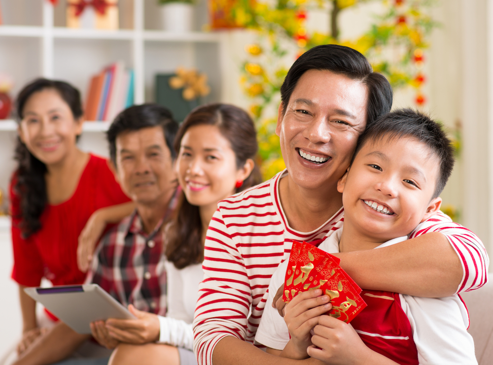 Để bảo vệ” tiền mừng tuổi, đứa trẻ làm hành động này khiến người lớn phải câm nín-4