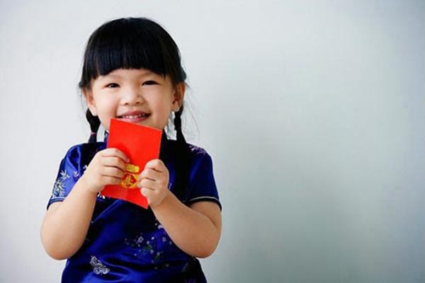 Để bảo vệ” tiền mừng tuổi, đứa trẻ làm hành động này khiến người lớn phải câm nín-5