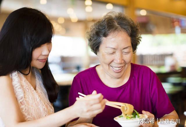 Cả năm biếu mẹ chồng nghèo được 500 nghìn dịp Tết, số tiền nhận lại từ bà khiến con dâu run rẩy-3