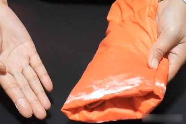 Không thể giặt cổ tay áo khoác bằng nước, dạy bạn một mẹo nó còn sạch hơn cả ngoài tiệm-1