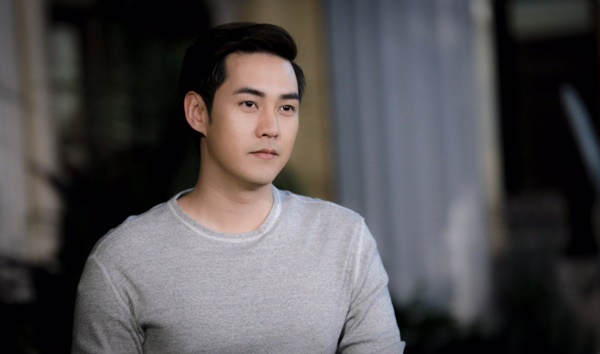 Thấy con lủi thủi chơi một mình ở sân, tôi đẩy cửa vào nhà và điếng người trước cảnh tượng nhìn thấy-1