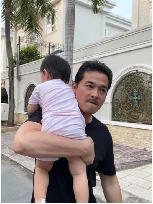 Con gái Quách Ngọc Ngoan và Phượng Channel đã lớn thế này, soi ảnh chụp chung mà ai cũng khen dạy con tâm lý!-1