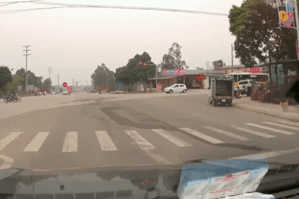 Chạy xe máy vượt đèn đỏ, 2 thanh niên gây tai nạn giữa ngã tư, kéo tài xế xe buýt vào rắc rối-1