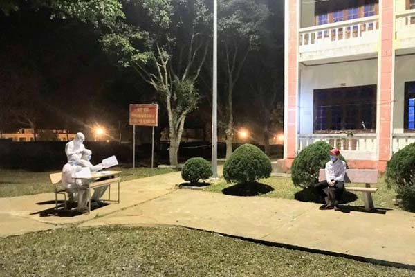 Hải Dương: Phát thẻ đi chợ cho người dân Chí Linh trong thời gian giãn cách-3