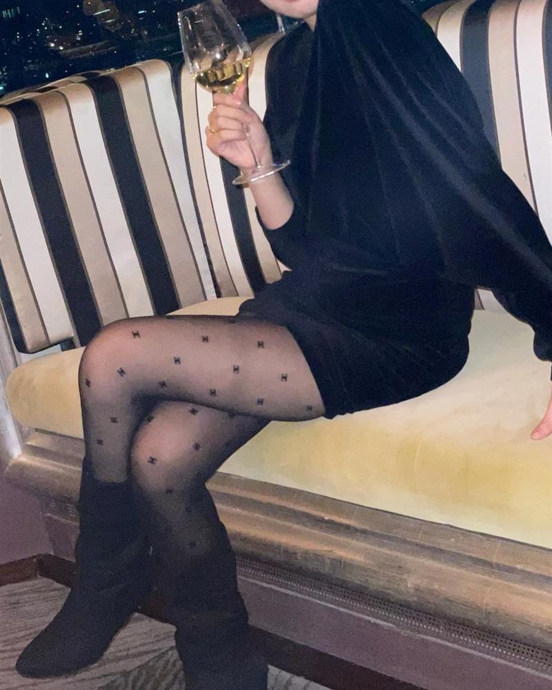 Ngọc Trinh đụng Jennie quần tất mỏng như sương nhưng gây phẫn nộ vì phản cảm nhức mắt-6