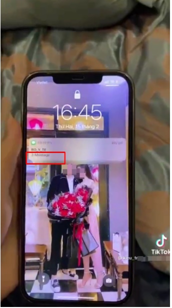 Thấy chồng được Bộ Y tế gửi hẳn 3 tin nhắn liên tiếp bằng iMess, vợ mở ra xem mới khóc nấc vì hình ảnh đính kèm-1