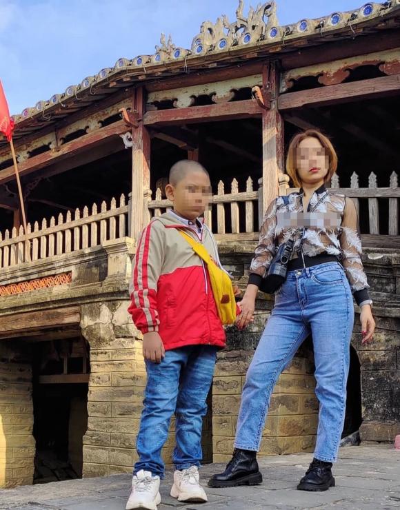 Bà mẹ nghiện thả rông lại gây sốc khi dắt con trai đi du xuân ở chốn tâm linh-1