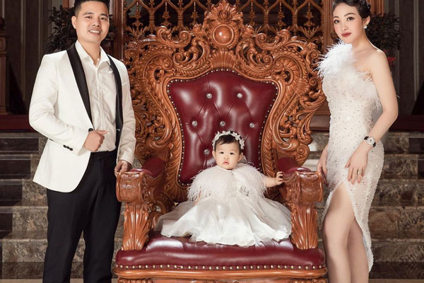 Cô dâu 200 cây vàng ở Nam Định tổ chức sinh nhật hoành tráng cho con gái nhưng nhan sắc đỉnh cao của bà ngoại mới đáng chú ý hơn cả-4