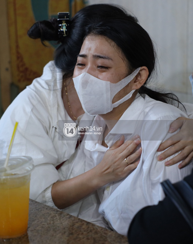 Tang lễ cố diễn viên Hải Đăng tại TP.HCM: Vợ sắp cưới gần như ngã quỵ, không rời thi hài nửa bước, bố mẹ lặng người bên quan tài con trai-8