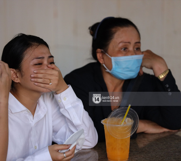 Tang lễ cố diễn viên Hải Đăng tại TP.HCM: Vợ sắp cưới gần như ngã quỵ, không rời thi hài nửa bước, bố mẹ lặng người bên quan tài con trai-9