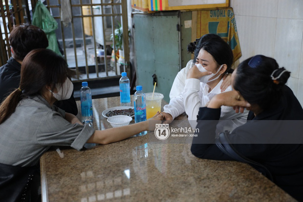 Tang lễ cố diễn viên Hải Đăng tại TP.HCM: Vợ sắp cưới gần như ngã quỵ, không rời thi hài nửa bước, bố mẹ lặng người bên quan tài con trai-10
