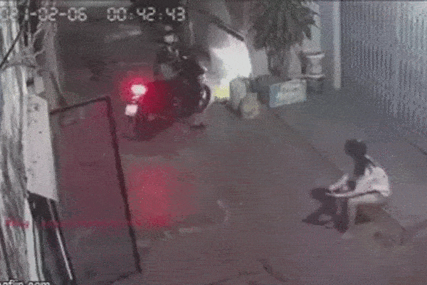 2 đối tượng lao tới cướp điện thoại từ tay cô gái, phản ứng của nạn nhân gây chú ý