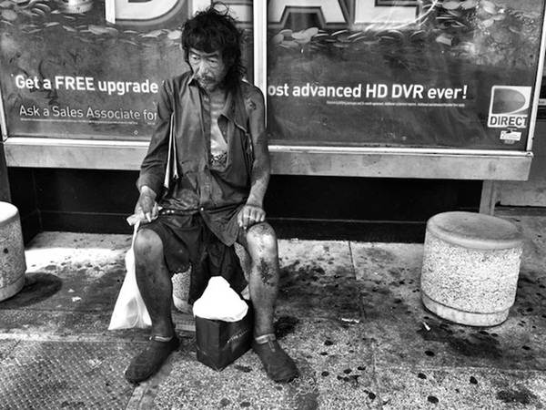Đi chụp hình người vô gia cư, cô gái khóc nghẹn khi biết danh tính người đàn ông rách rưới trong bức ảnh mình vô tình chụp được-5