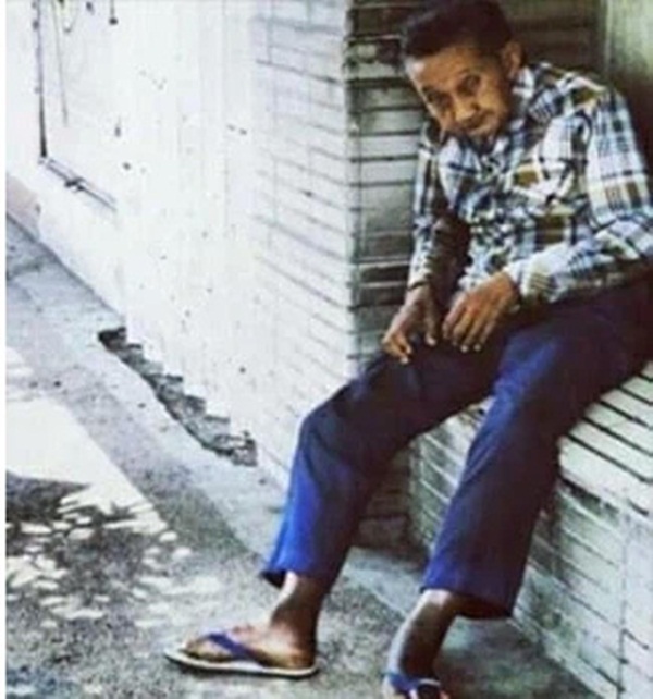 Bạn gái thất lạc không biết tìm nơi nào, người đàn ông ngồi đợi ở một góc phố suốt 50 năm và kết cục khiến nhiều người xót xa trào nước mắt-2