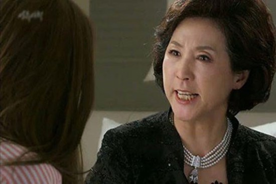 Chồng bận đàn đúm, vợ một mình chăm con ốm, mẹ chồng đến lật tung mâm nhậu của con trai và gạch đầu dòng cho phụ nữ: Khi chọn chồng hãy chú ý đến nhà chồng đầu tiên