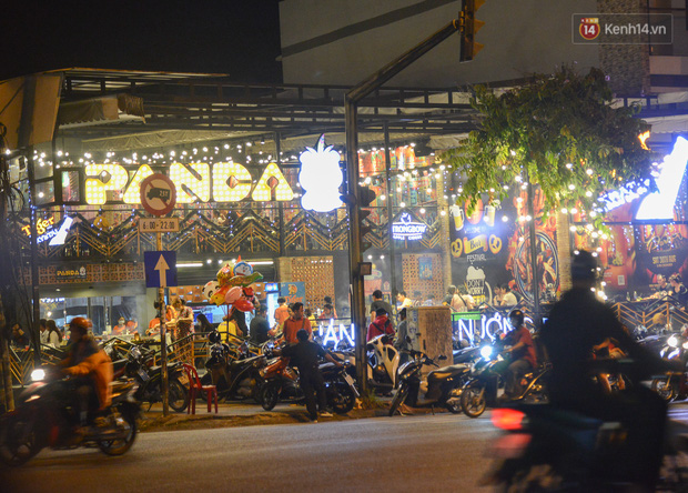 Quán nhậu ở TP.HCM vẫn đông nghẹt khách dù có lệnh dừng hoạt động để phòng dịch Covid-19-1