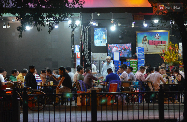 Quán nhậu ở TP.HCM vẫn đông nghẹt khách dù có lệnh dừng hoạt động để phòng dịch Covid-19-2