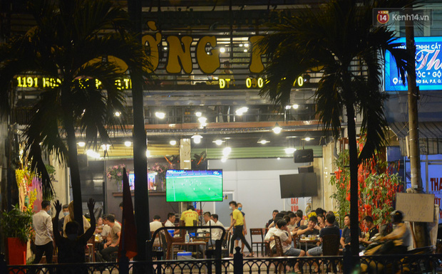 Quán nhậu ở TP.HCM vẫn đông nghẹt khách dù có lệnh dừng hoạt động để phòng dịch Covid-19-4