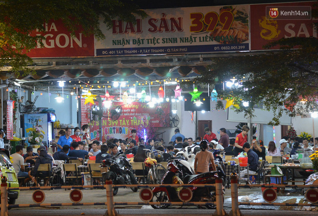 Quán nhậu ở TP.HCM vẫn đông nghẹt khách dù có lệnh dừng hoạt động để phòng dịch Covid-19-5