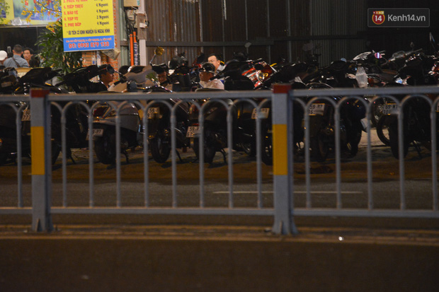 Quán nhậu ở TP.HCM vẫn đông nghẹt khách dù có lệnh dừng hoạt động để phòng dịch Covid-19-7