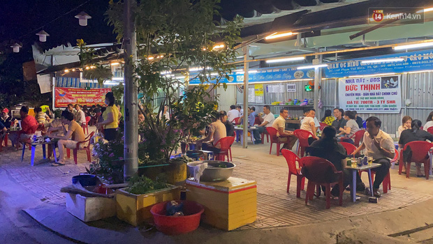 Quán nhậu ở TP.HCM vẫn đông nghẹt khách dù có lệnh dừng hoạt động để phòng dịch Covid-19-8