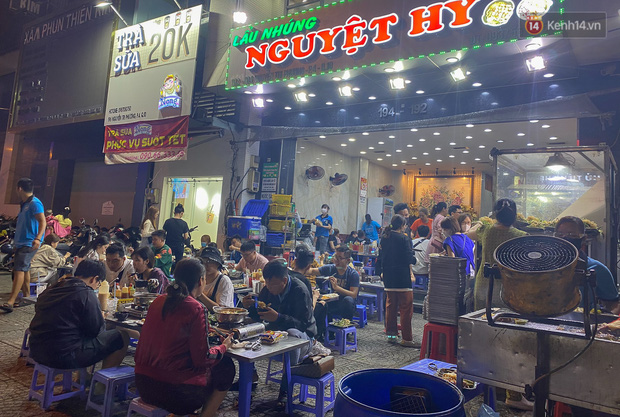 Quán nhậu ở TP.HCM vẫn đông nghẹt khách dù có lệnh dừng hoạt động để phòng dịch Covid-19-9