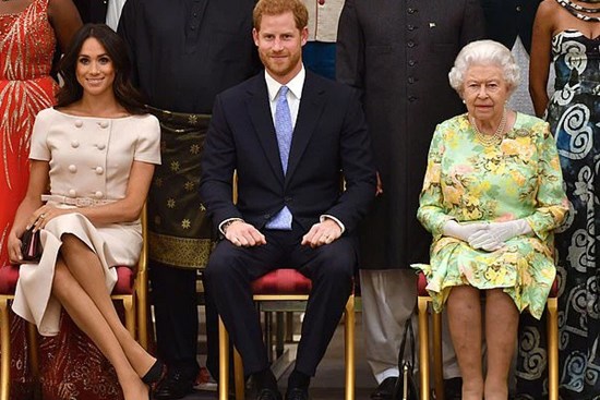 Nhà Meghan Markle nhận chỉ trích khi thiếu tôn trọng Nữ hoàng Anh trong dự án mới còn vợ chồng Công nương Kate có động thái khác thường