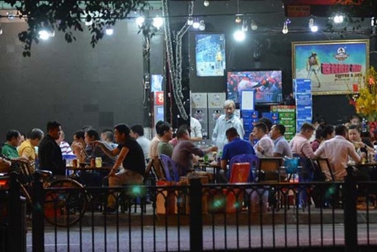 Quán nhậu ở TP.HCM vẫn đông nghẹt khách dù có lệnh dừng hoạt động để phòng dịch Covid-19
