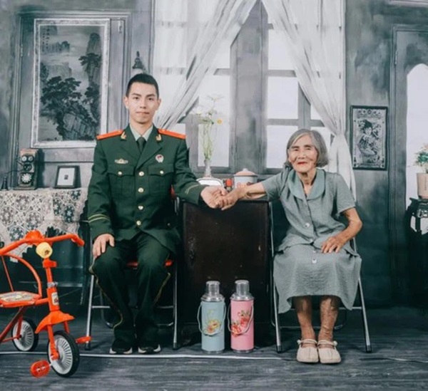 Bộ ảnh cưới của chàng lính cứu hỏa và cô dâu hơn 61 tuổi gây chấn động MXH, hóa ra đằng sau là câu chuyện ấm lòng ít ai đoán được-2