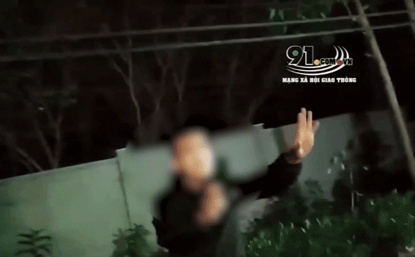 CLIP: Người đàn ông đòi thông chốt kiểm dịch và cái kết khóc nức nở trong đồn công an-1