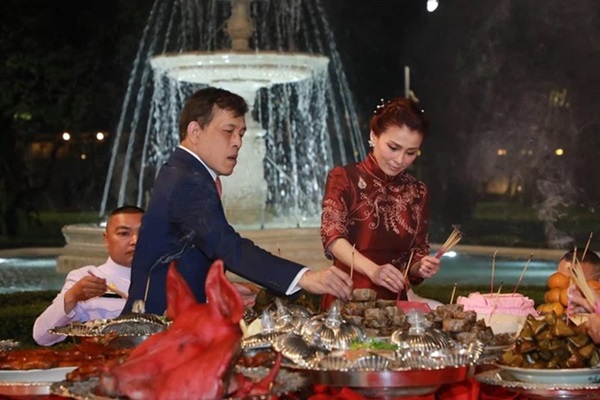 Hoàng hậu Suthida lần đầu tái xuất sau khi Vua Thái tấn phong Hoàng Quý phi làm Hoàng hậu thứ 2, gây chú ý khi cả 2 vợ chạm mặt tại sự kiện-1