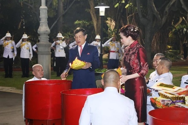 Hoàng hậu Suthida lần đầu tái xuất sau khi Vua Thái tấn phong Hoàng Quý phi làm Hoàng hậu thứ 2, gây chú ý khi cả 2 vợ chạm mặt tại sự kiện-8