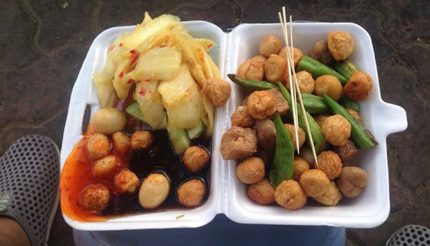 Thấy người phụ nữ ngồi rửa lại hộp đựng cá viên chiên để bán cho khách, cô gái quay clip bóc phốt” liền bị dân mạng chỉ trích ngược-1