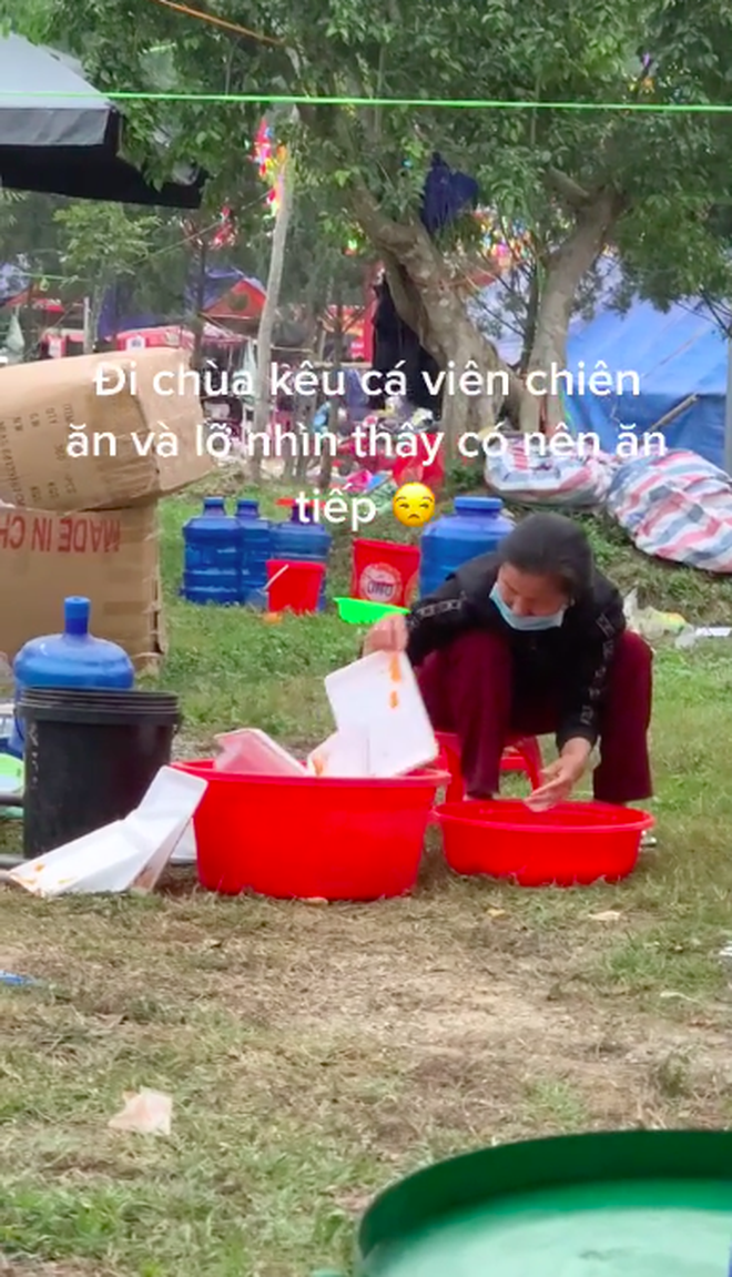 Thấy người phụ nữ ngồi rửa lại hộp đựng cá viên chiên để bán cho khách, cô gái quay clip bóc phốt” liền bị dân mạng chỉ trích ngược-2