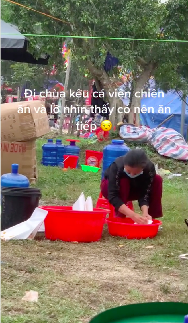 Thấy người phụ nữ ngồi rửa lại hộp đựng cá viên chiên để bán cho khách, cô gái quay clip bóc phốt” liền bị dân mạng chỉ trích ngược-3