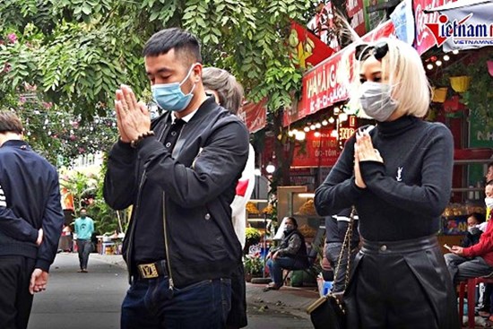 Video: Tranh thủ đi lễ ngày đầu năm, dân công sở thành tâm vái vọng