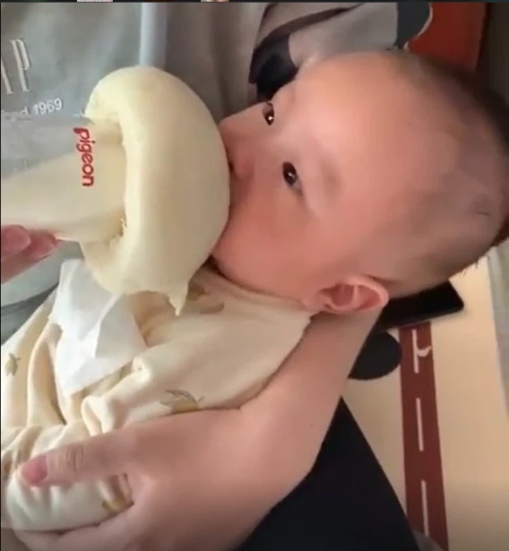 Phải cho con bú khi mẹ vắng nhà, ông bố lập tức nảy” ra chiêu trò này, hoàn thành ngon ơ nhiệm vụ khiến cư dân mạng phục sát đất-1