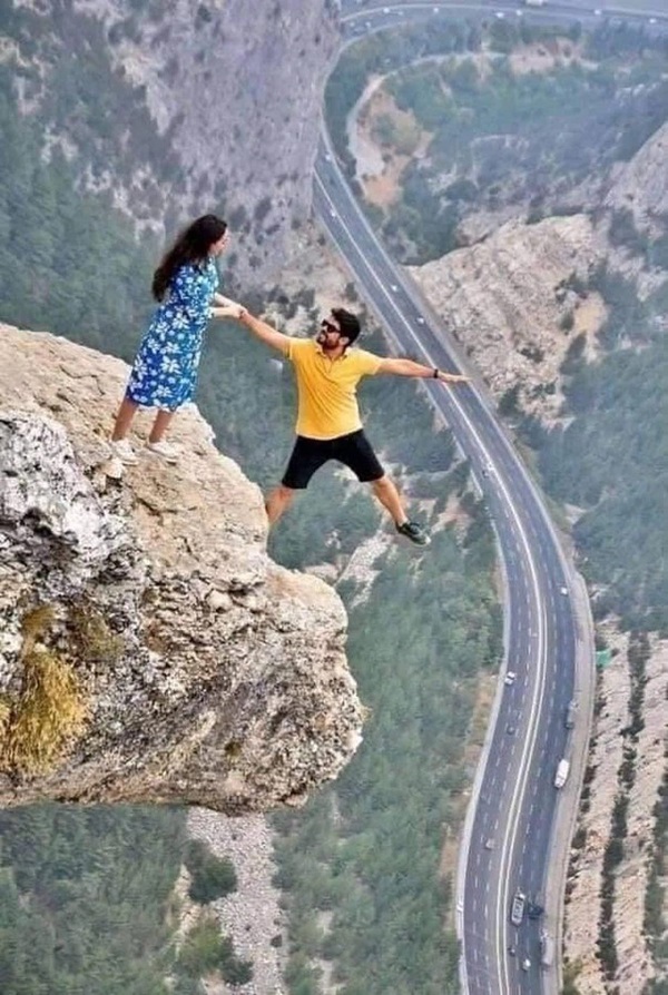 Đăng bức ảnh chụp trên vách đá cheo leo, cặp đôi bị ném đá tơi bời vì quá mạo hiểm, nhưng sự thật phía sau khiến tất cả câm nín-1