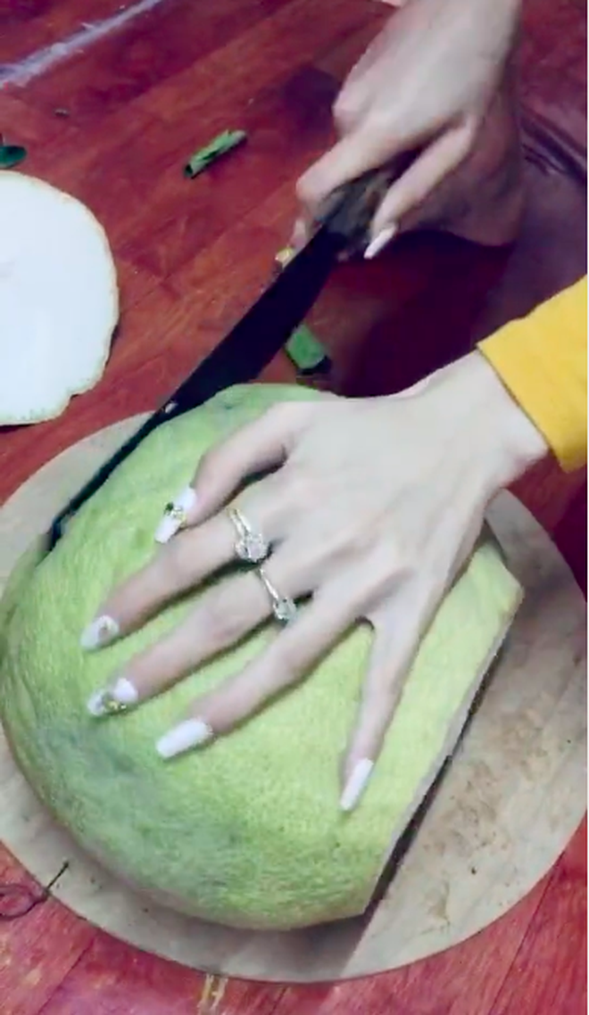 Mua quả bưởi khổng lồ về nhà trưng Tết, tới mùng 5 xẻ ra ăn cô gái mới tá hoả vì cảnh tượng bên trong-2