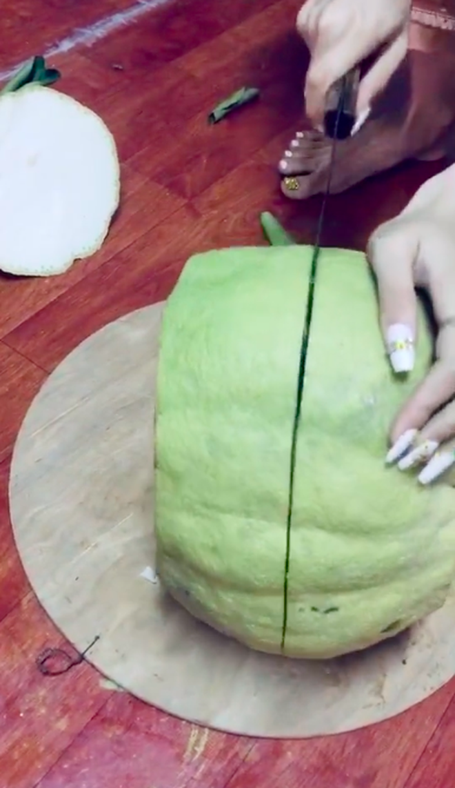 Mua quả bưởi khổng lồ về nhà trưng Tết, tới mùng 5 xẻ ra ăn cô gái mới tá hoả vì cảnh tượng bên trong-4