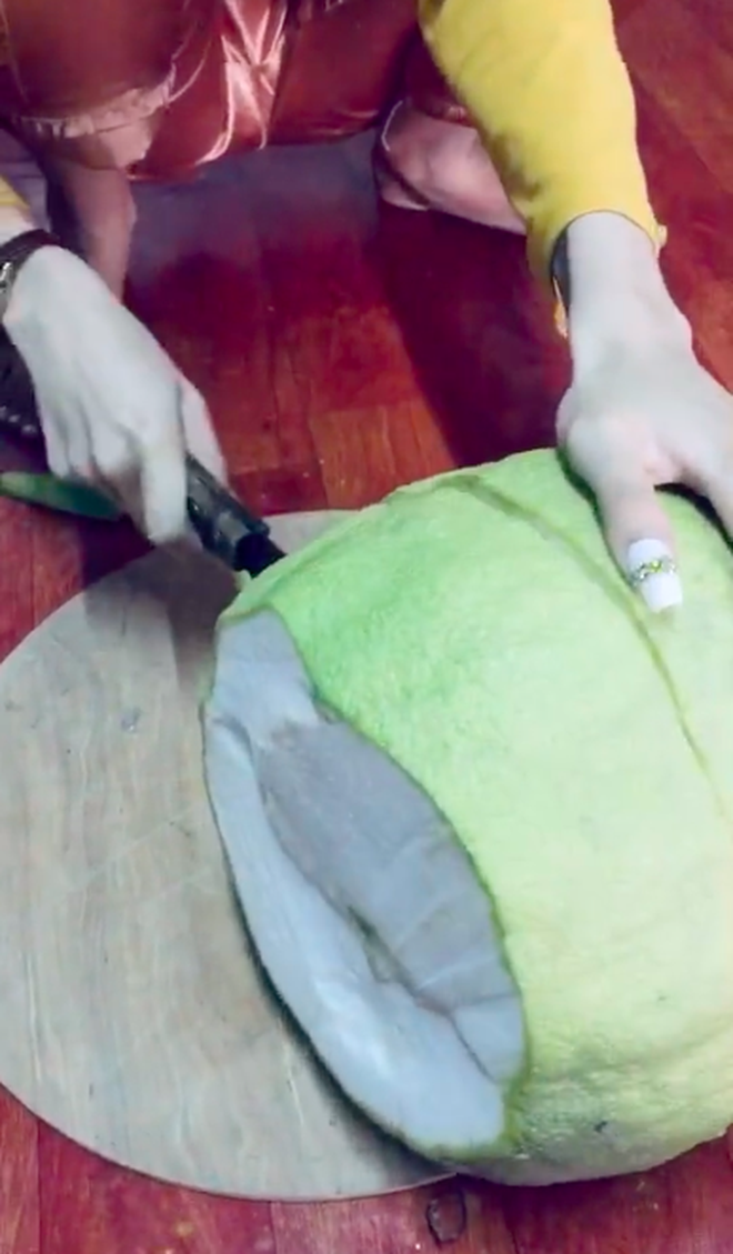 Mua quả bưởi khổng lồ về nhà trưng Tết, tới mùng 5 xẻ ra ăn cô gái mới tá hoả vì cảnh tượng bên trong-5