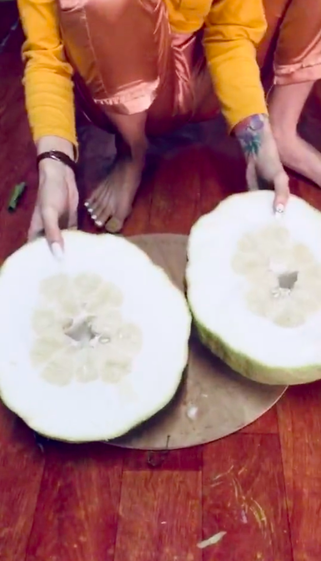 Mua quả bưởi khổng lồ về nhà trưng Tết, tới mùng 5 xẻ ra ăn cô gái mới tá hoả vì cảnh tượng bên trong-6
