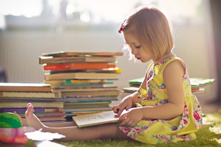 Con ghét đọc, nhà nhiều sách cũng vô ích: Bố mẹ áp dụng ngay những cách sau, bé tự dưng thích đọc sách mà không cần phải ép