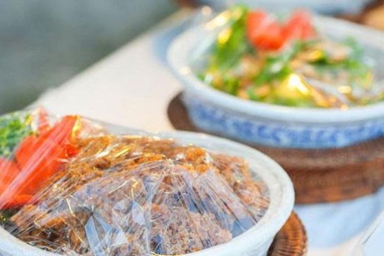 Dùng màng bọc thực phẩm bọc thức ăn thừa ngày Tết đừng mắc những sai lầm đáng tiếc này