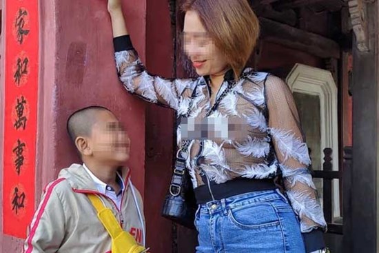 Xác minh, làm rõ việc người phụ nữ diện trang phục 