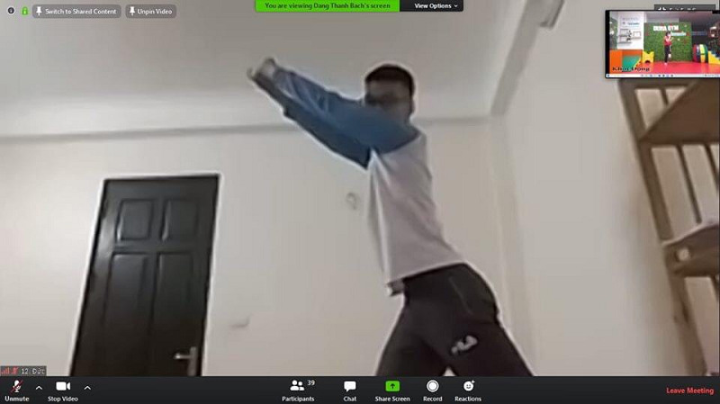 Muôn kiểu học thể dục online của học sinh: hết gửi ảnh động tác, chụp ảnh dìm bạn lại xin kiến tập-1