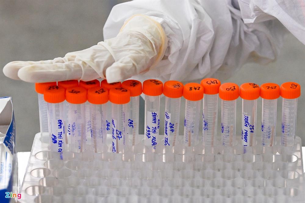 Hà Nội lấy hàng nghìn mẫu xét nghiệm cho người trở về từ vùng dịch-9