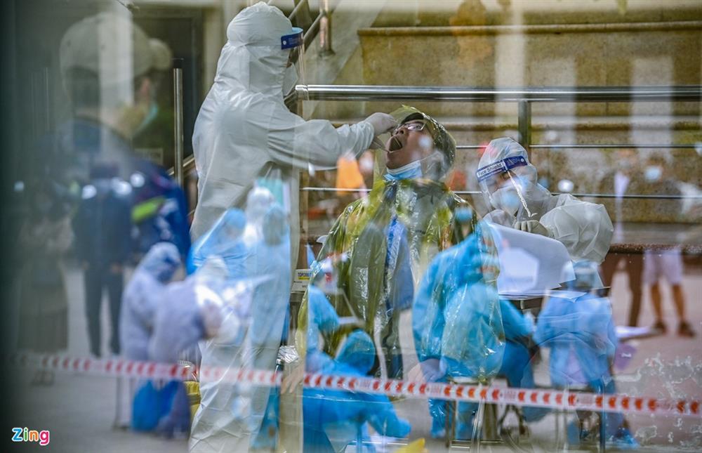 Hà Nội lấy hàng nghìn mẫu xét nghiệm cho người trở về từ vùng dịch-8
