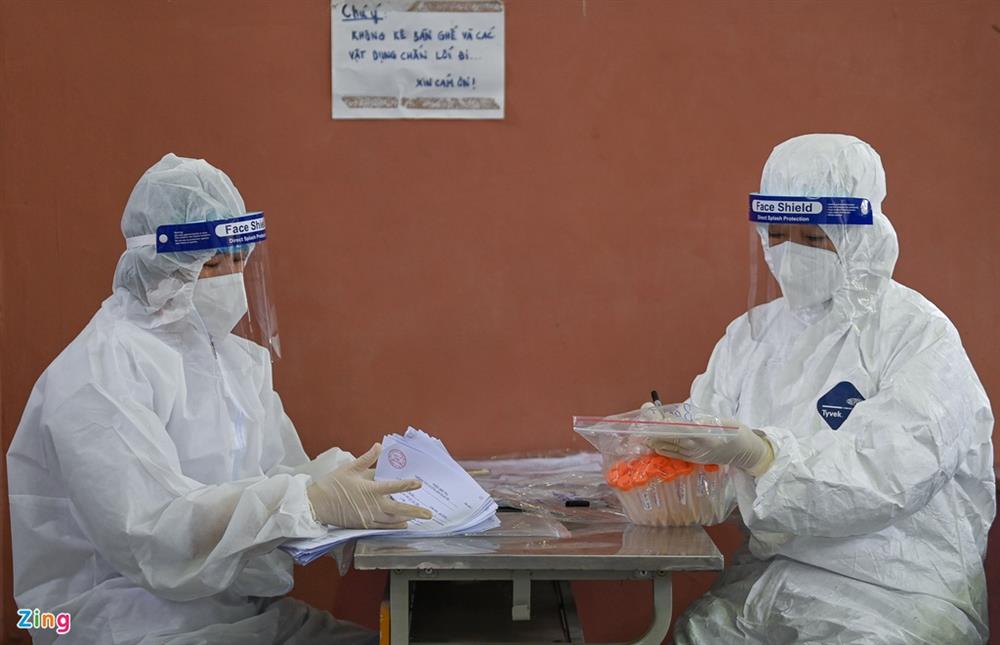Hà Nội lấy hàng nghìn mẫu xét nghiệm cho người trở về từ vùng dịch-10